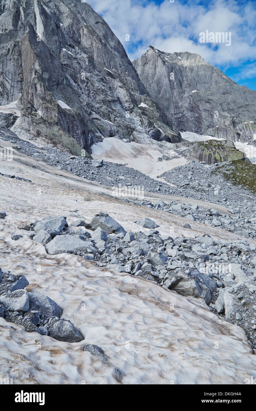 Schneefelder und Geröll am Piz Cengalo, Val Bondasca, Graubünden, Schweiz Stockfoto