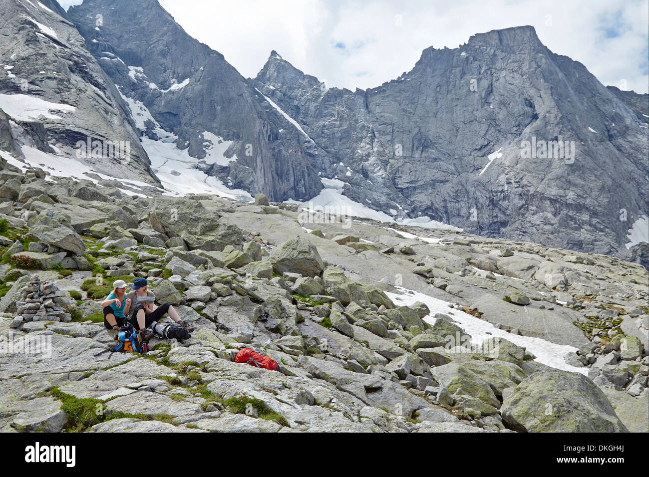 Zwei Wanderer eine Pause im Val Bondasca, Bergell, Graubünden, Schweiz Stockfoto