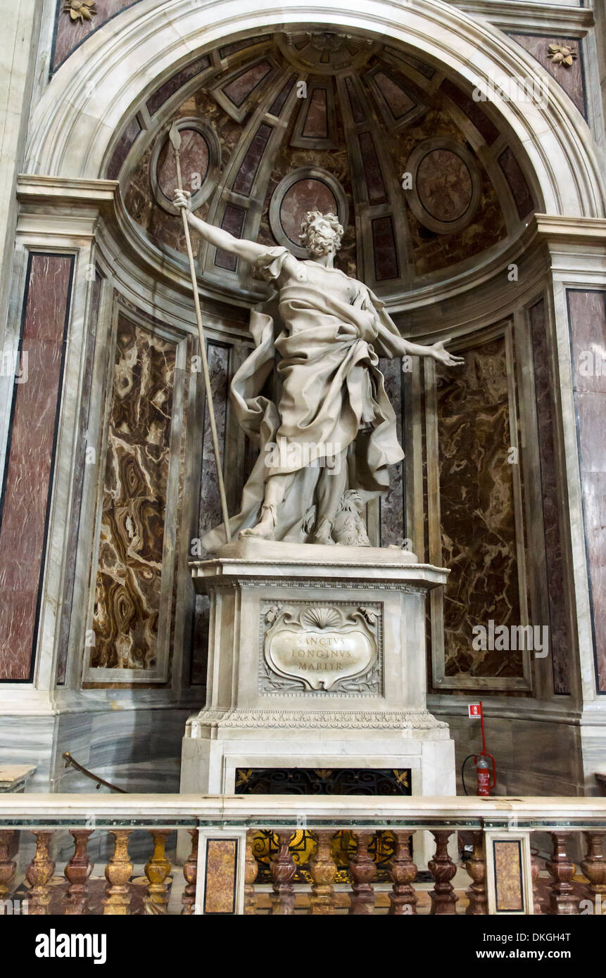 St. Longinus hält den Speer, der durchbohrt von Jesus, von Bernini (1639) in die Basilika von St. Peter - Rom, Italien Stockfoto