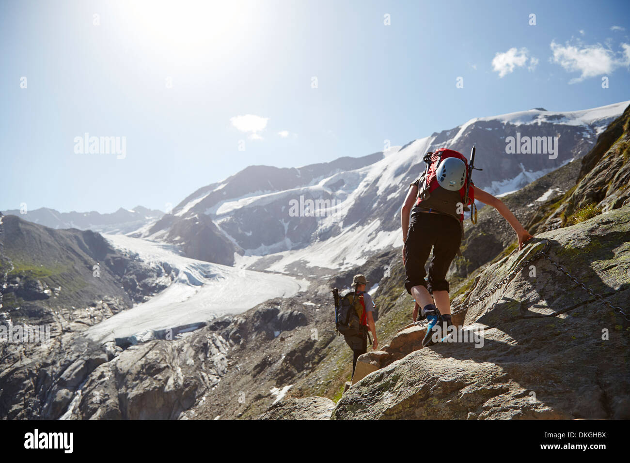 Wanderer auf Bergpfad nach Mittelberg, Pitztal, Tirol, Österreich Stockfoto