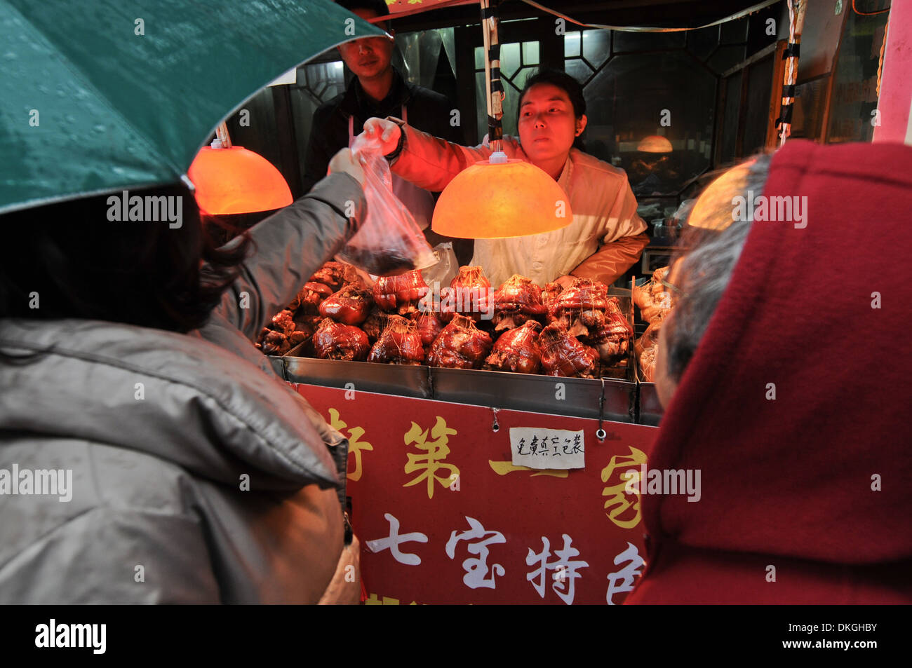 Street Food-Stand mit Schlagring von Schweinefleisch auf Qibao Old Street in Minhang District, Shanghai, China Stockfoto