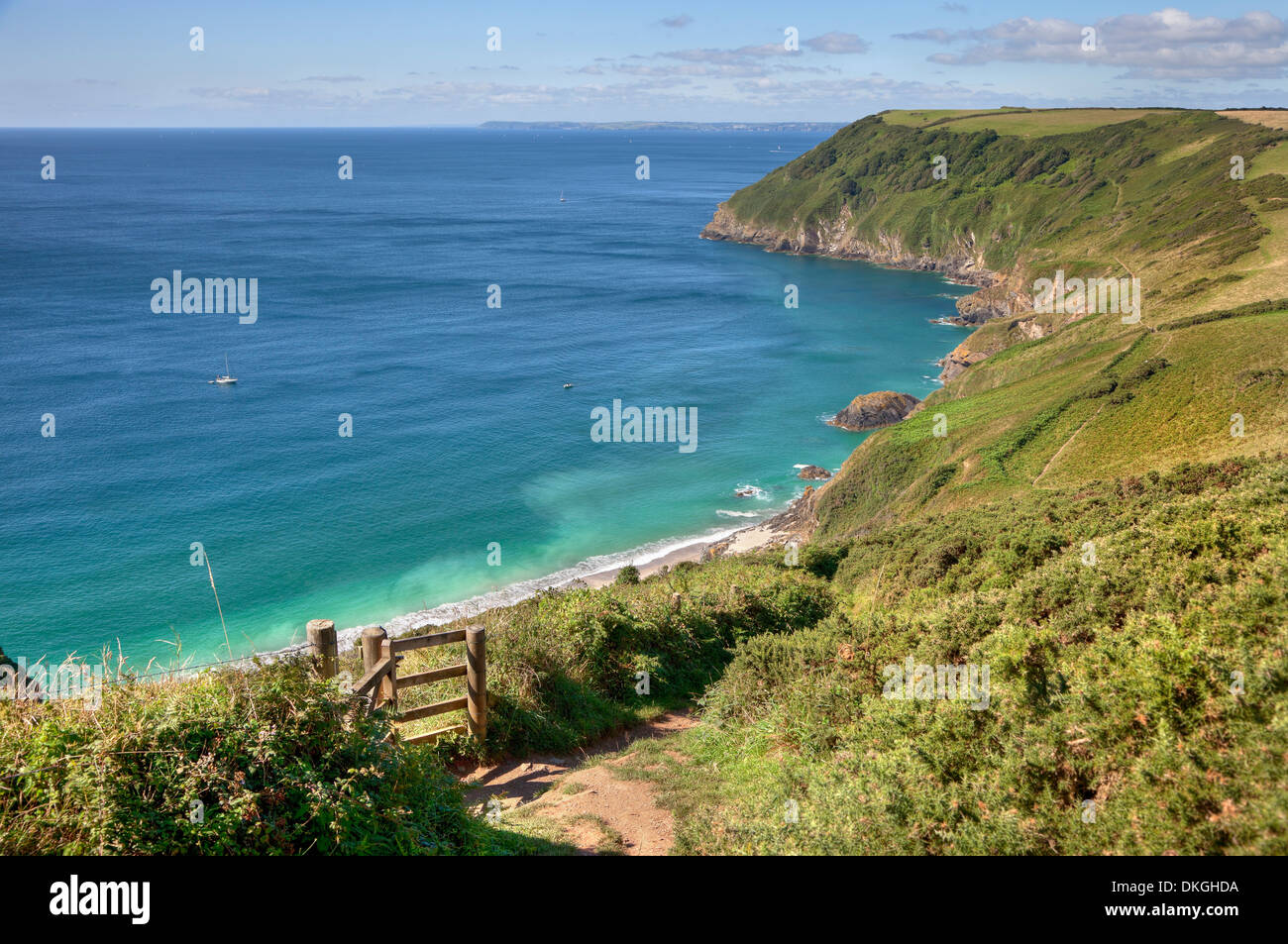 Mit Blick auf das smaragdgrüne Meer Lantic Bay, Cornwall, England. Stockfoto