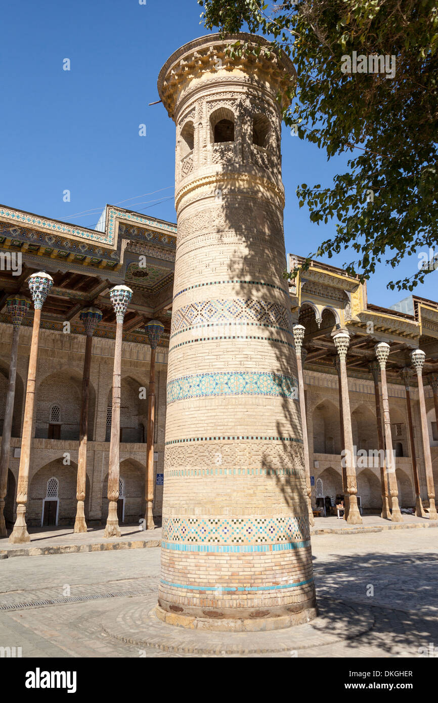 Minarett in die Bolo Hauz Moschee, auch bekannt als Bolo Khauz, Buchara, Usbekistan Stockfoto