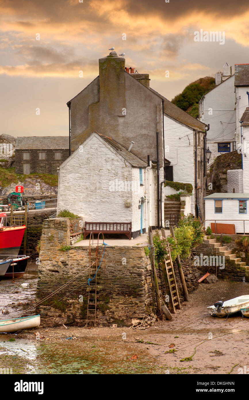 Die Gezeiten, an der historischen Fischerdorfes Dorf Polperro, Cornwall, England. Stockfoto