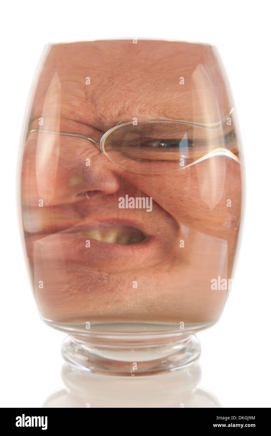 Wütendes männliches Gesicht eingesperrt im Vakuum der Glasglocke Stockfoto