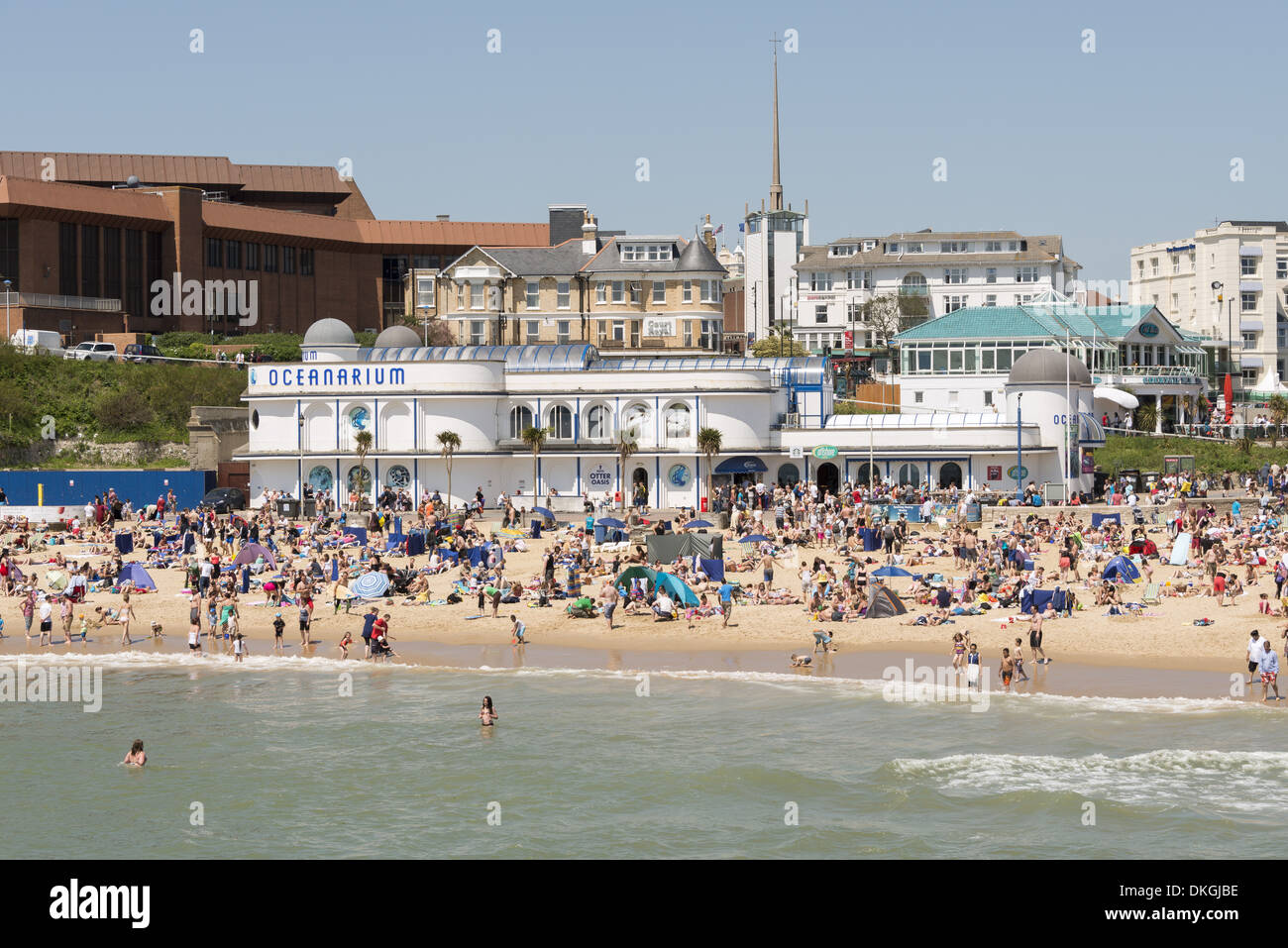 Bournemouth Beach an einem anstrengenden Sommertag zeigt das Ozeanarium, BIC und Meer Restaurant. Bournemouth, Dorset, England Stockfoto