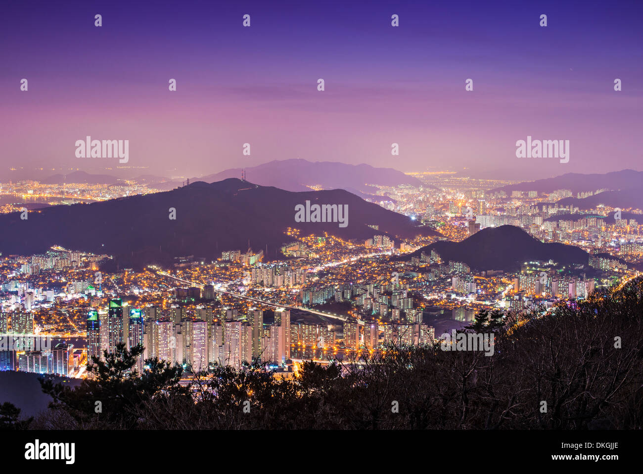 Hochhäuser und Berge in Busan, Südkorea. Stockfoto