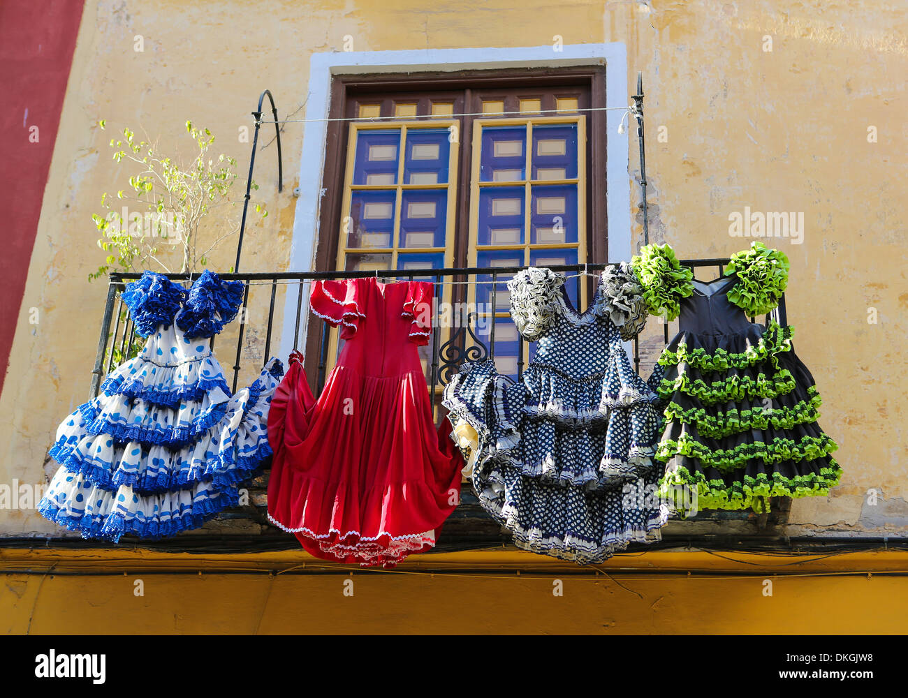 Traditionelle Flamenco-Kleider in einem Haus in Malaga, Andalusien, Spanien. Stockfoto