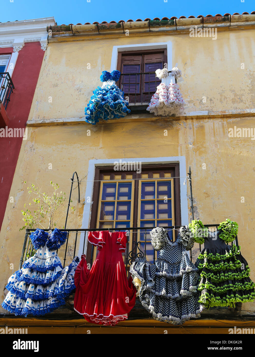 Traditionelle Flamenco-Kleider in einem Haus in Malaga, Andalusien, Spanien. Stockfoto