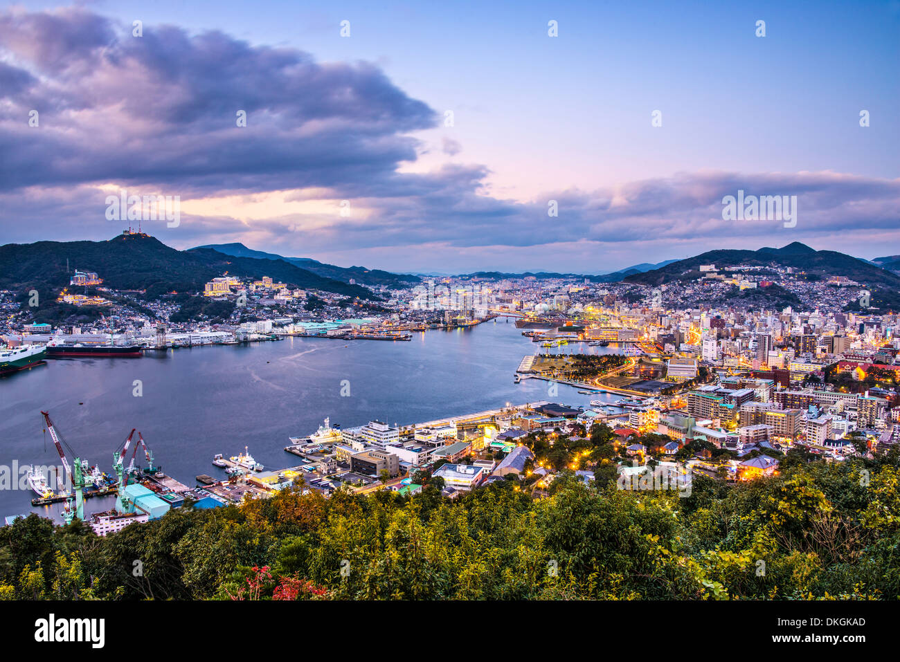 Nagasaki, Japan Skyline an der Bucht. Stockfoto