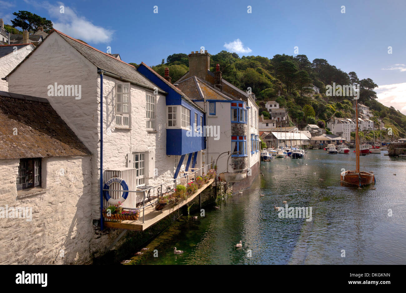 Das beliebte Urlaubsziel von Polperro im Sommer, Cornwall, England. Stockfoto