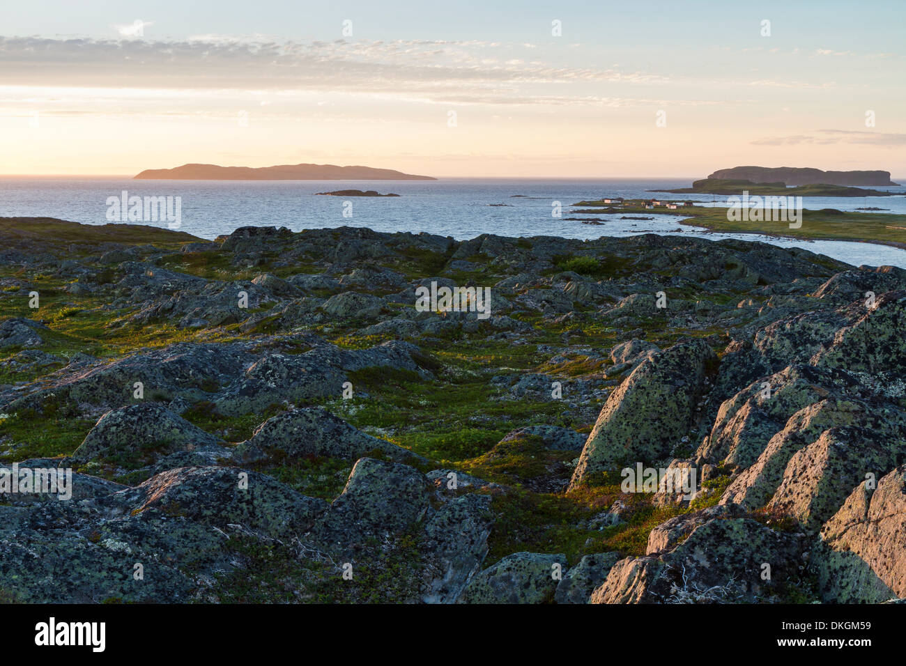 Sonnenuntergang gesehen aus einem felsigen Hügel am L'Anse Aux Meadows National Historic Site in nördlichen Neufundland Stockfoto