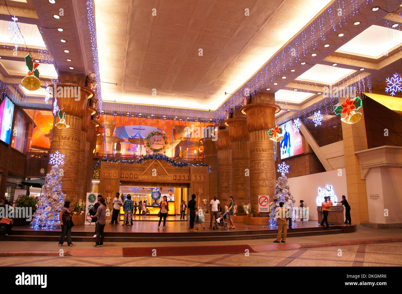 Eingang des Einkaufszentrums Sunway Pyramid, Malaysia Stockfoto