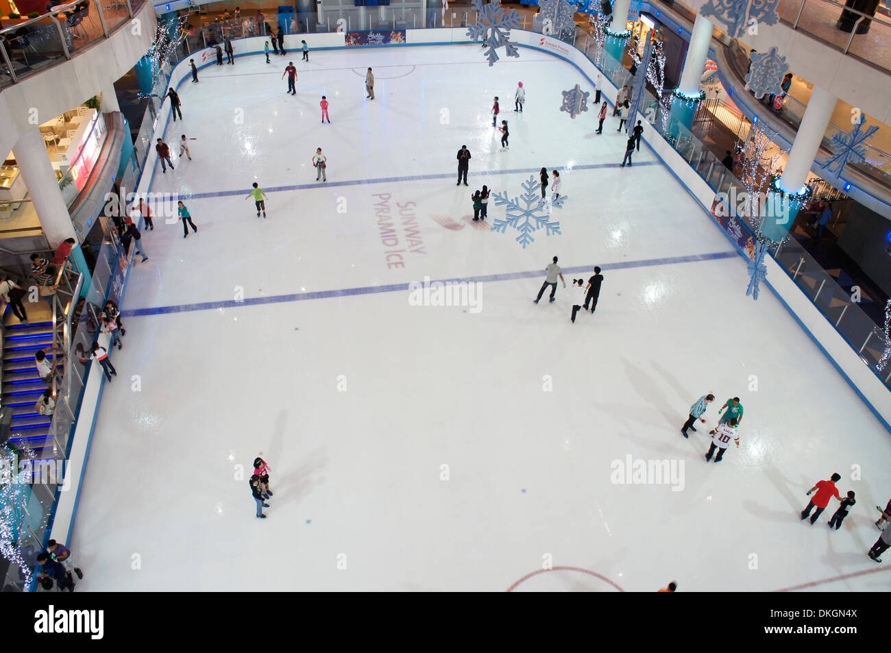 Indoor-Eisbahn bei Sunway Pyramid-Shopping-Mall, Malaysia Stockfoto