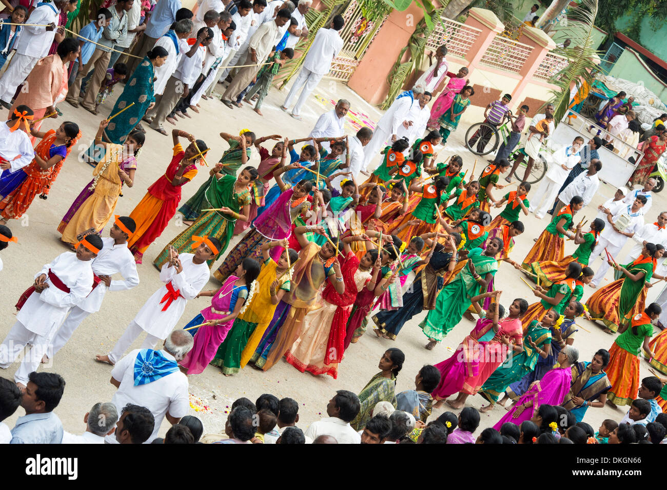 Indische Mädchen in traditioneller Kleidung bei einem Festival in den Straßen von Puttaparthi tanzen. Andhra Pradesh, Indien Stockfoto