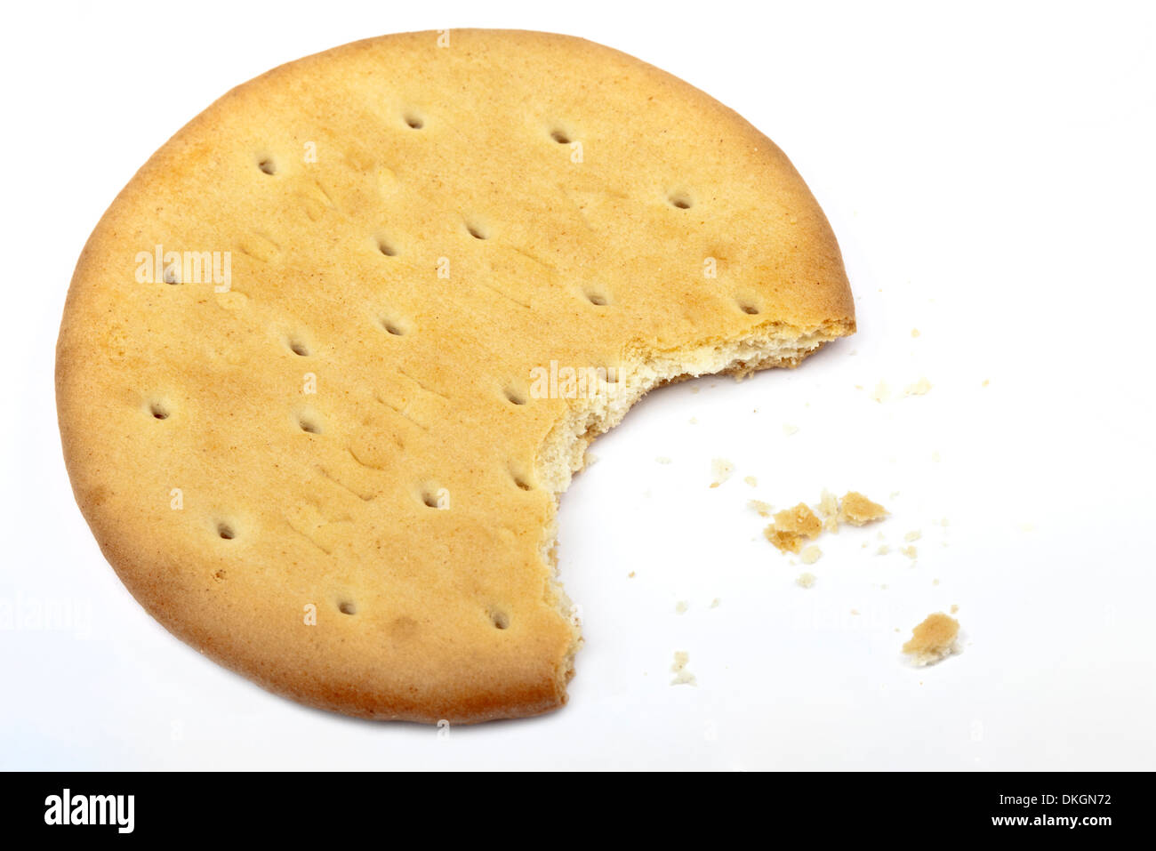 Hälfte gegessen Biskuit auf einem weißen Hintergrund. Stockfoto