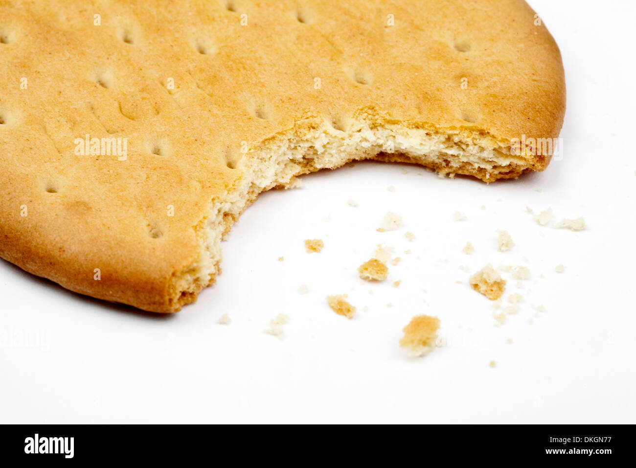Hälfte gegessen Biskuit auf einem weißen Hintergrund. Stockfoto