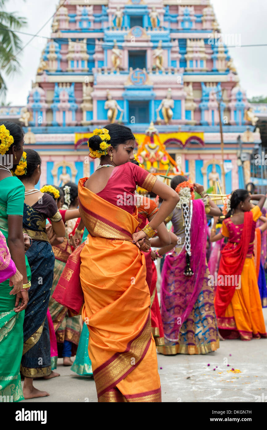 Indische Mädchen in traditioneller Kleidung bei einem Festival in den Straßen von Puttaparthi tanzen. Andhra Pradesh, Indien Stockfoto