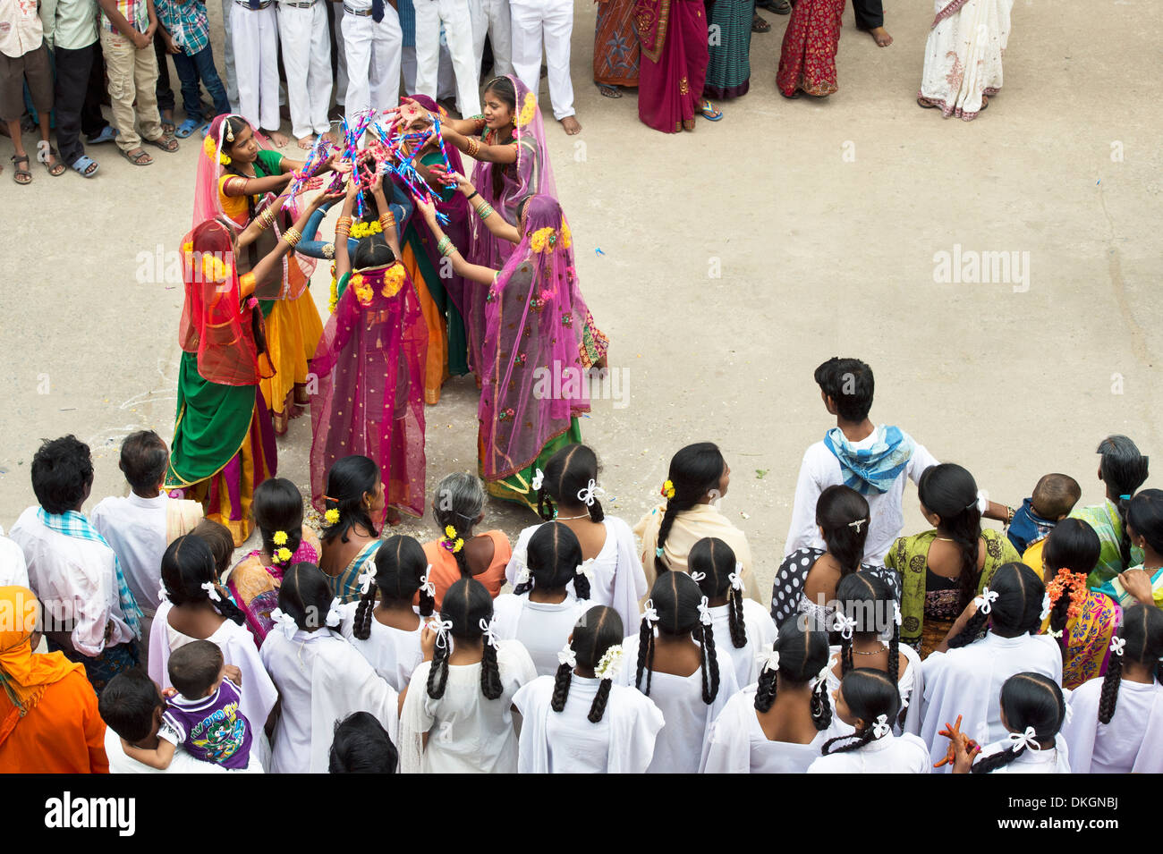 Indische Mädchen in traditioneller Kleidung bei einem Festival in den Straßen von Puttaparthi tanzen. Andhra Pradesh, Indien Stockfoto