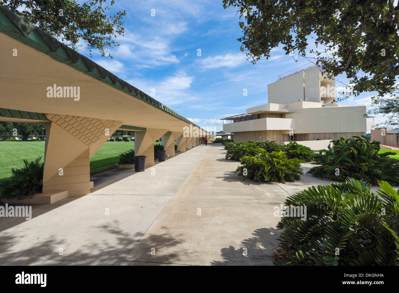 Die Esplanade mit Blick auf Annie Pfeiffer Chapel, Frank Lloyd Wright Campus, Florida Southern College, Lakeland, Florida, USA Stockfoto