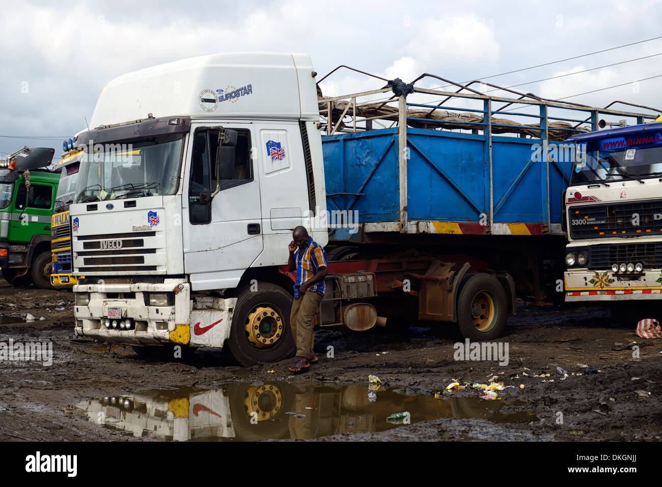 LKW artikuliert Fahrzeug Pullover Layby Ibadan Autobahn Lagos Nigeria transport Spedition Stockfoto
