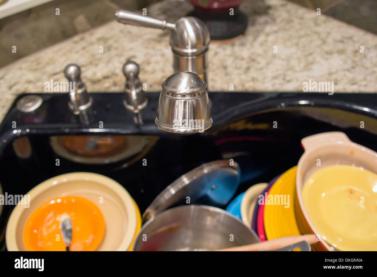 Spüle und Wasserhahn mit unscharf Out of Focus schmutziges Geschirr Stockfoto