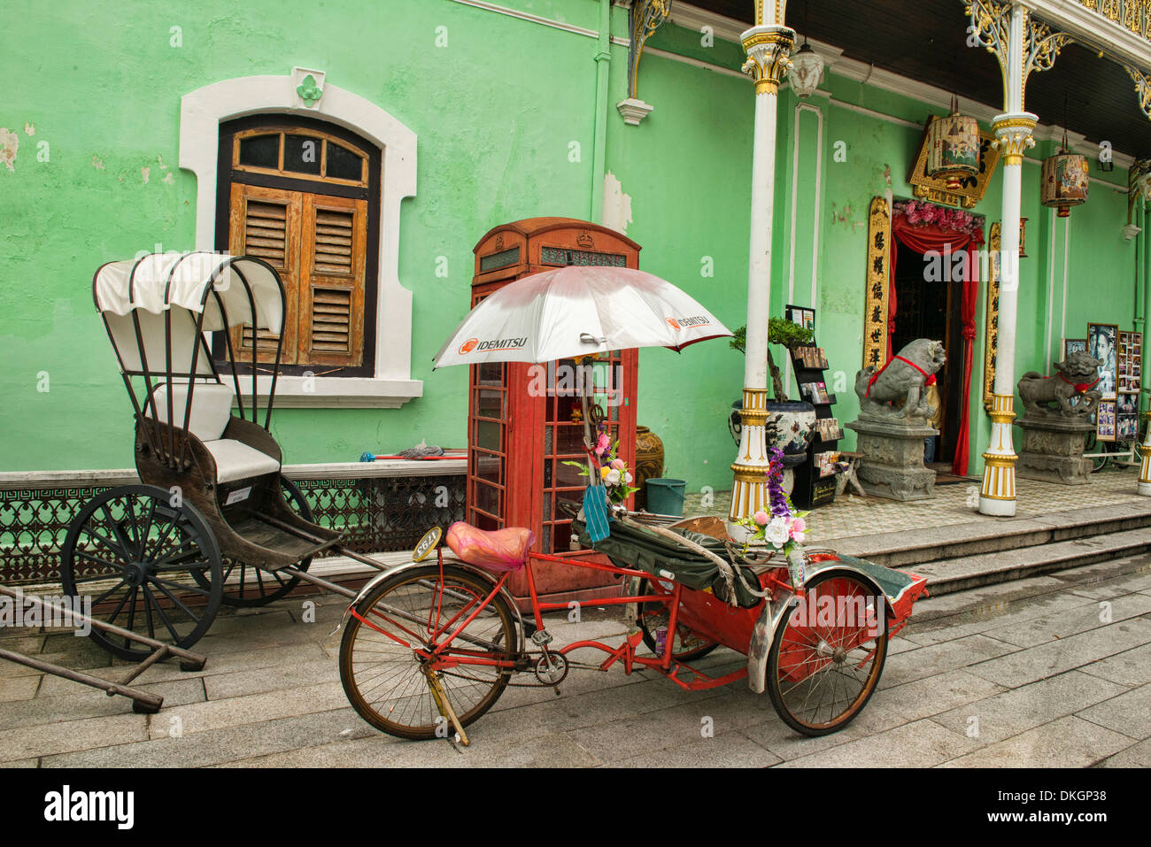 Fahrradrikschas und Telefon stand im Pinang Peranakan Mansion in Georgetown, Penang, Malaysia Stockfoto