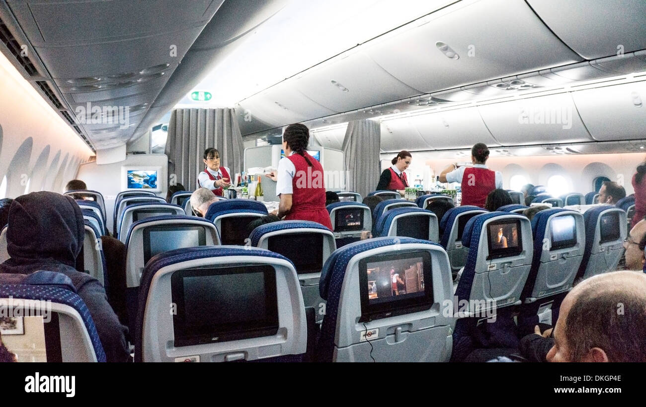 Innere des Boeing 787 Dreamliner vorwärts touristischen Kabine während Bordmenü Service von uniformierten AeroMexico Flugbegleiter Stockfoto