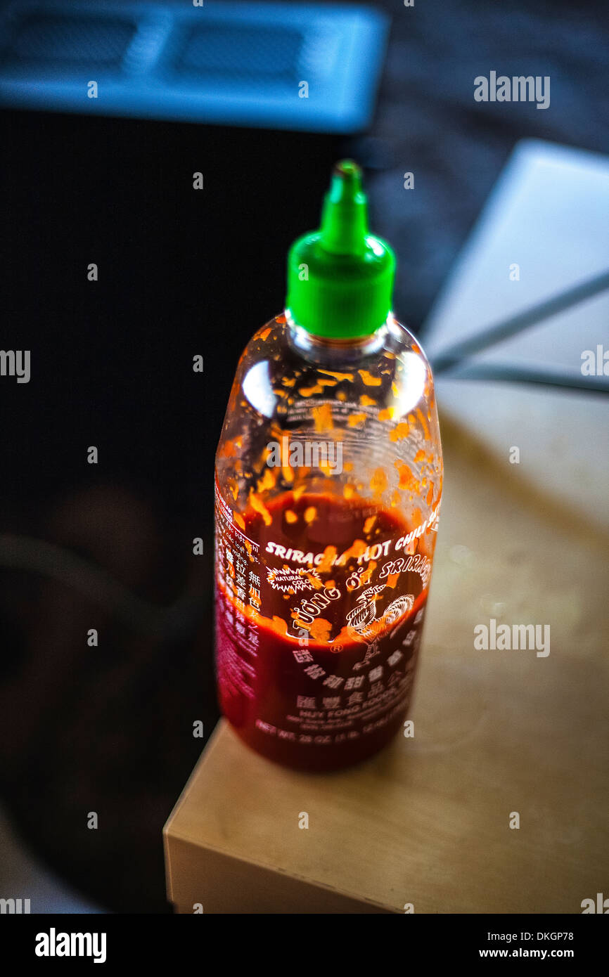 Eine teilweise verwendeten Flasche Sriracha Chili-sauce Stockfoto