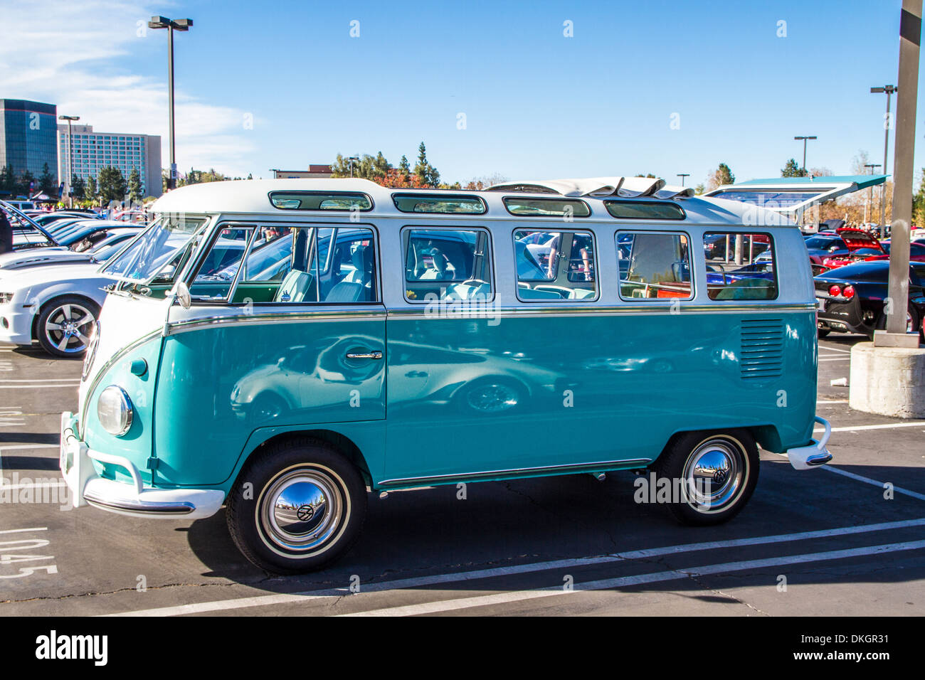 Ein Volkswagen Bus Kombi 21 Fensterfahrzeug aus der Zeit der 1960er Jahre beim Motor for Toys Event 2013 in Woodland Hills, Kalifornien Stockfoto