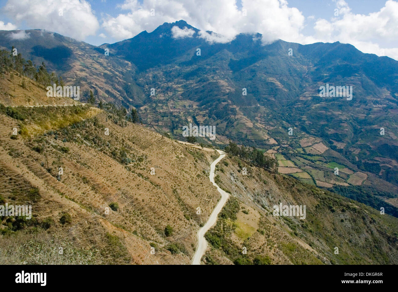 Hohe schmale kurvenreiche Straße durch Anden in Peru mit Gipfeln über tiefe Täler und terrassierten bewirtschafteten Hänge hoch Stockfoto