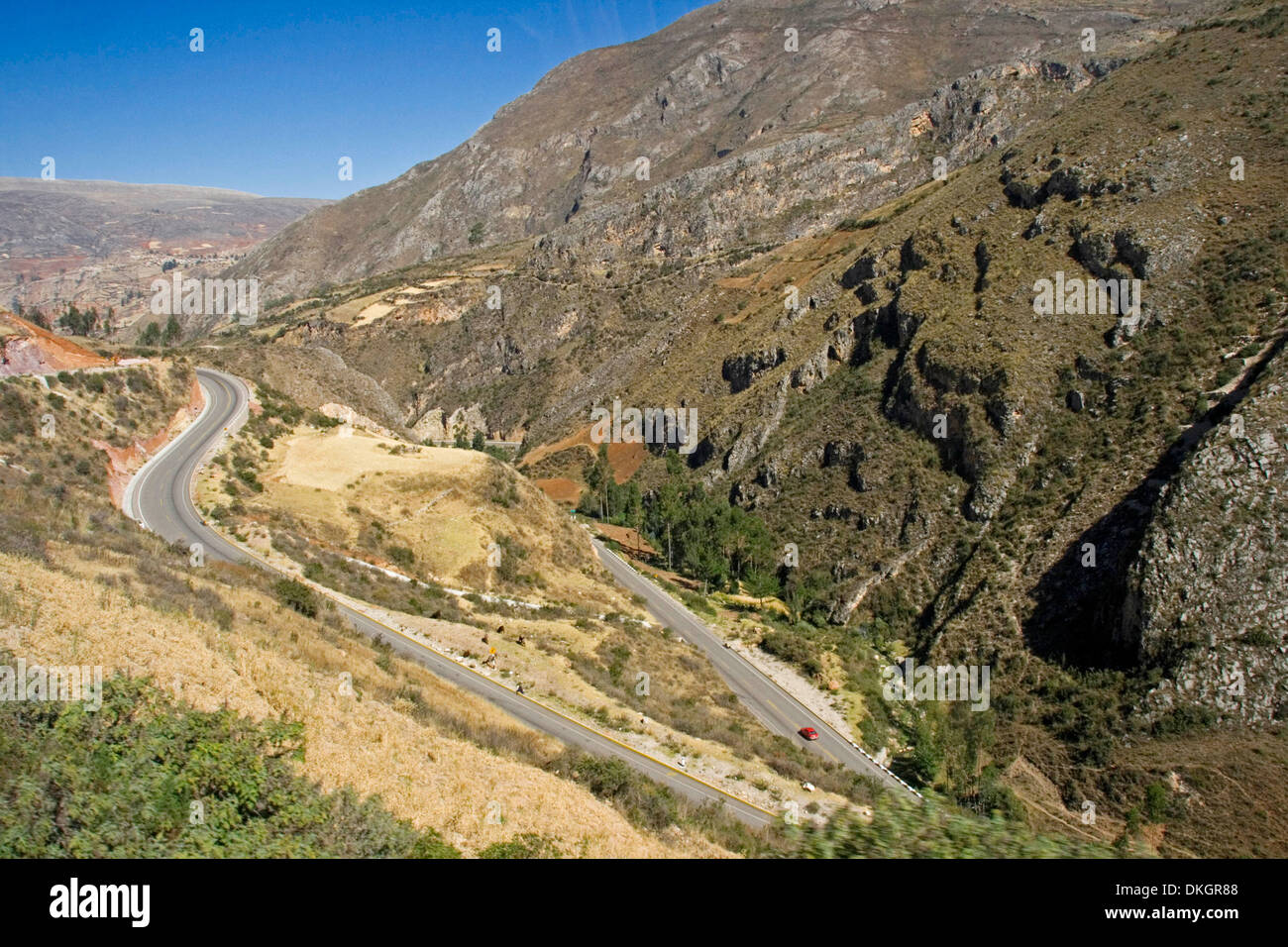 Landschaft mit Bitumen Serpentinenstraße im Tal weit unten schneidet durch steilen schroffen Anden in Peru Stockfoto