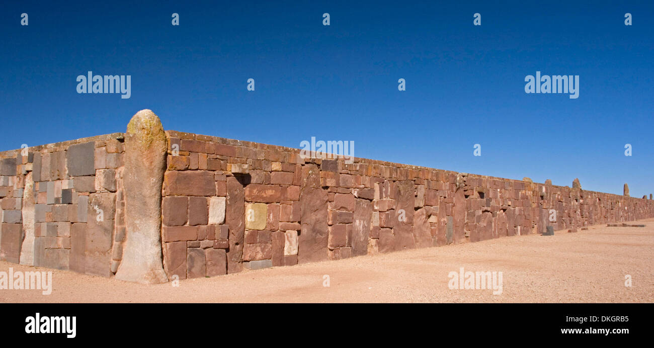 Panoramablick auf beeindruckend hohen Steinmauer in Tiwanaku - Teil der Ruinen der antiken Stadt in den Anden in Bolivien Südamerika Stockfoto