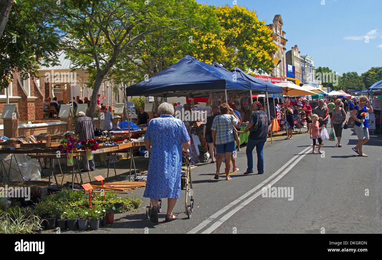 Menschen, darunter auch ältere Frau mit Rädern Walker am Wochenmarkt in Maryborough Queensland Australien Stockfoto