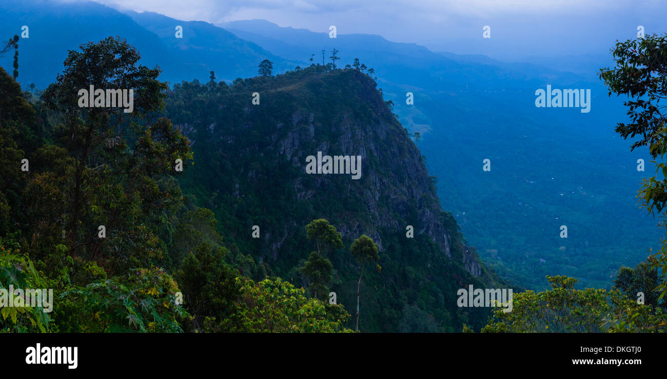 Blick über Berge von Haputale in der Sri Lanka-Hügel-Land-Landschaft bei Sonnenaufgang, Nuwara Eliya Distrikt, Sri Lanka, Asien Stockfoto