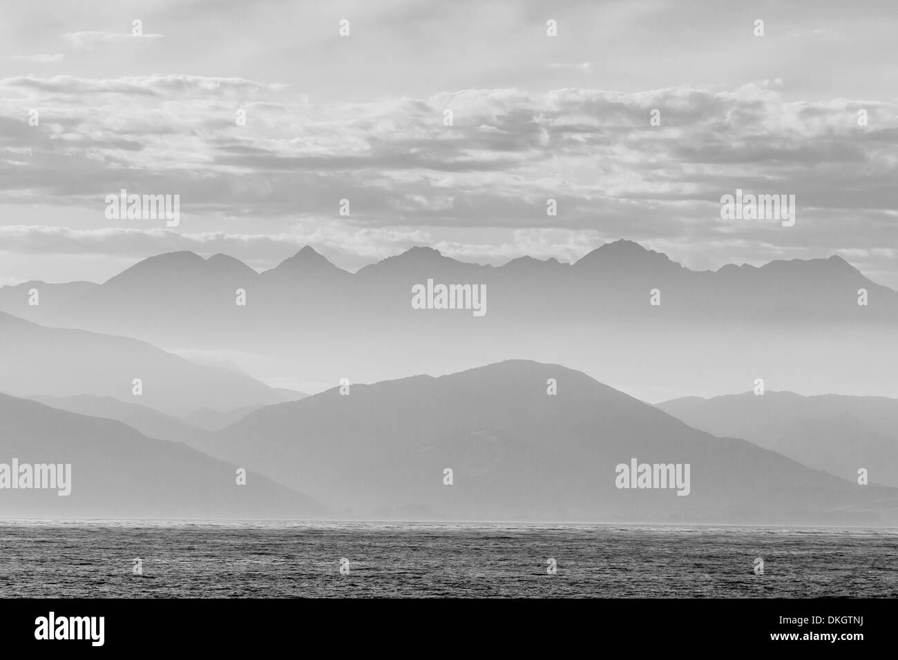 Die Küste von Kaikoura in schwarz und weiß, Südinsel, Neuseeland, Pazifik Stockfoto