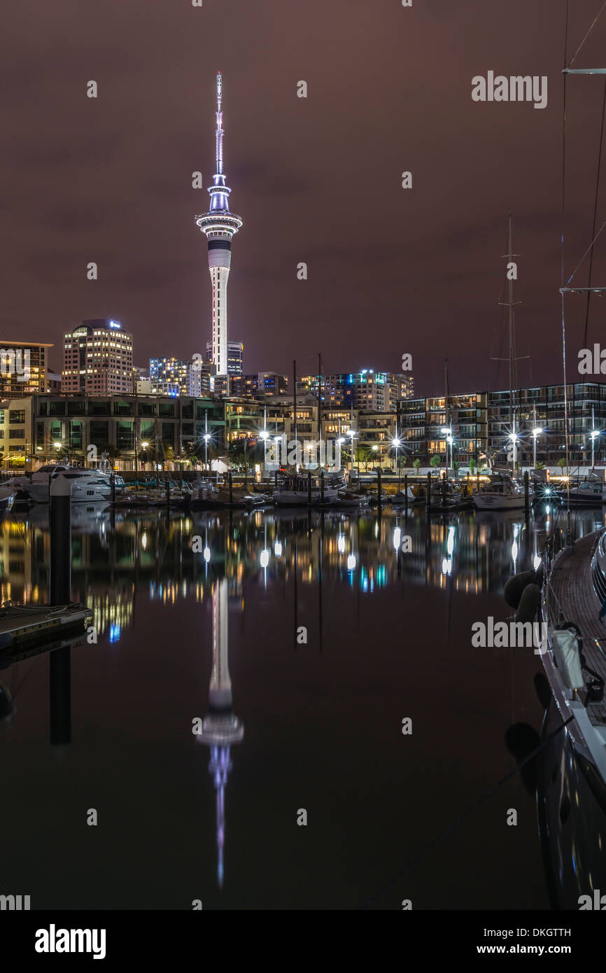 Nacht-Blick auf die Stadt Auckland aus Hafen von Auckland, Nordinsel, Neuseeland, Pazifik Stockfoto