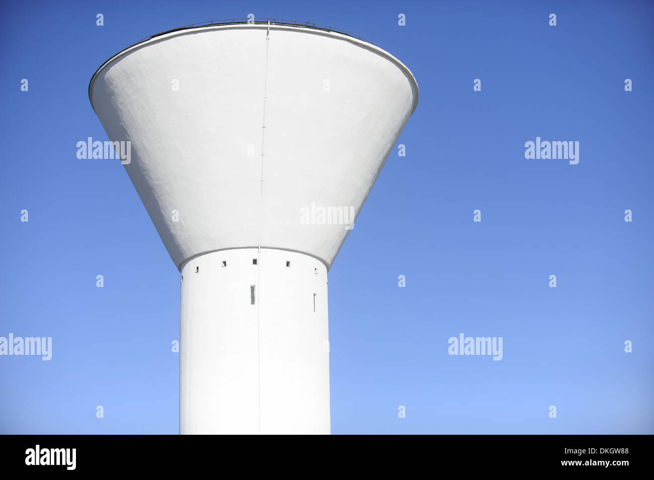 Vorratsbehälter für Wasser mit blauen Himmel im Hintergrund Stockfoto