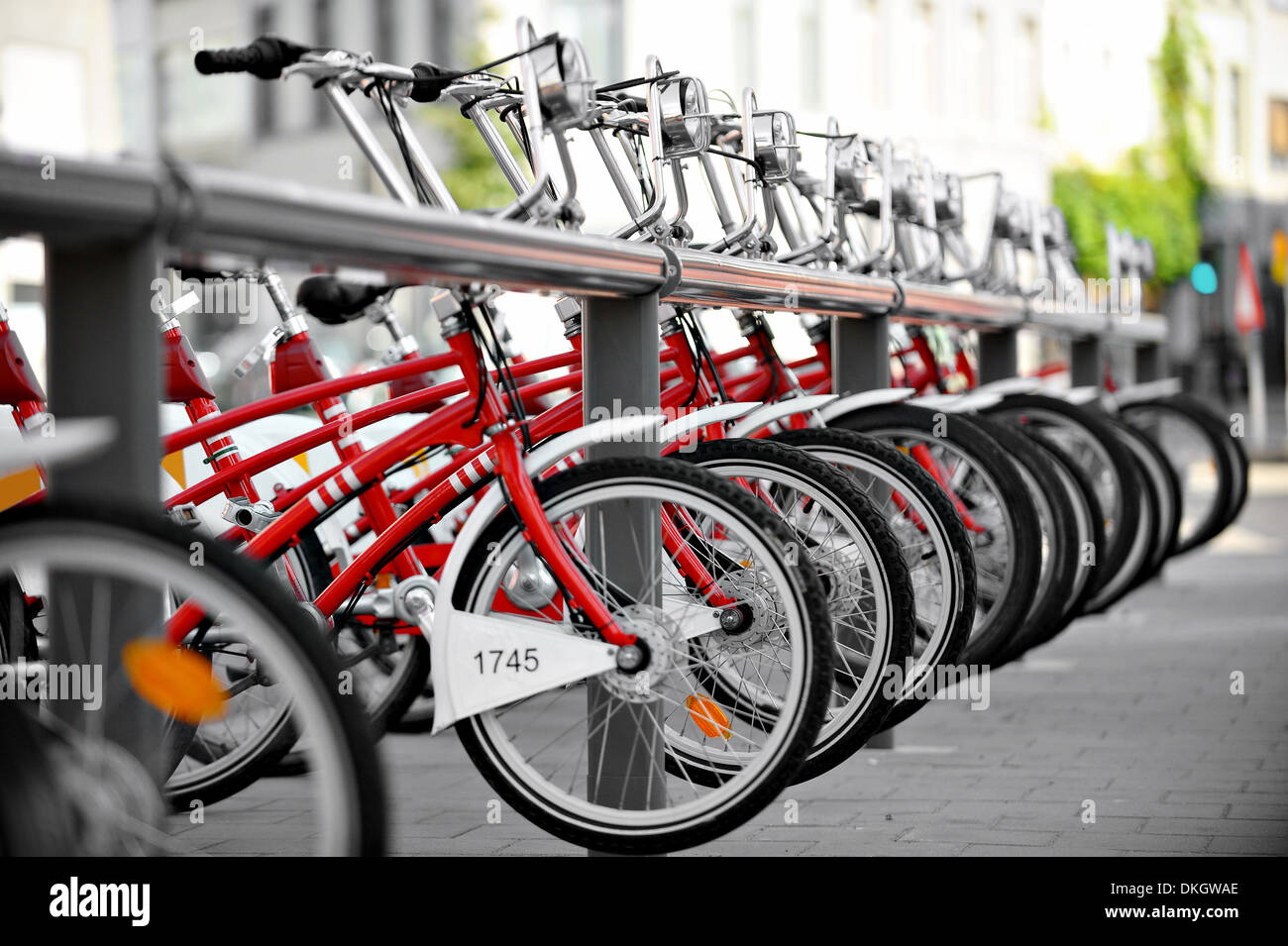 Städtisches Motiv mit Fahrrädern in einer Velo-Station zu vermieten Stockfoto