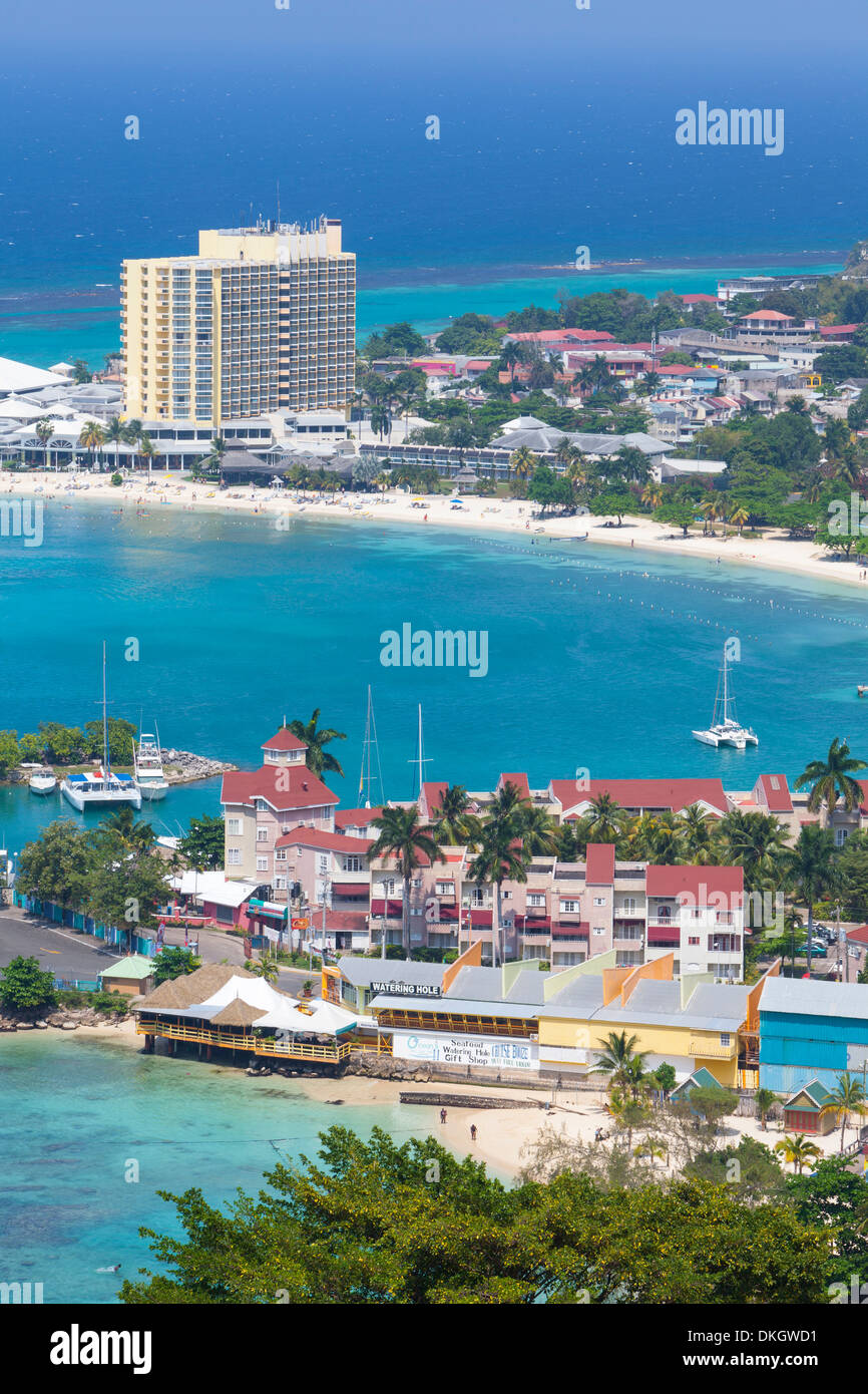 Erhöhten Blick über Stadt und Küste, Ocho Rios, Jamaika, Westindische Inseln, Karibik, Mittelamerika Stockfoto