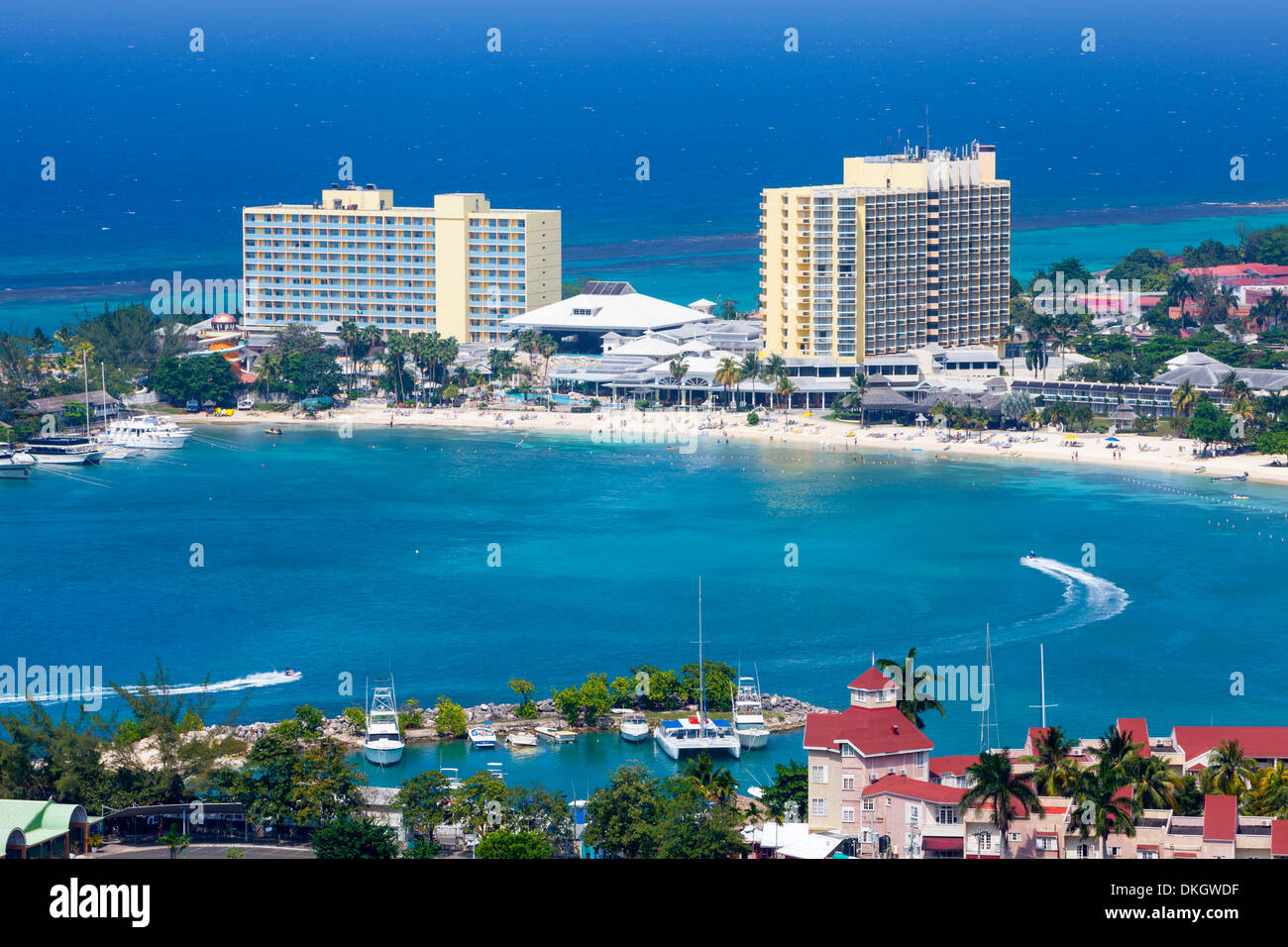 Erhöhten Blick über Stadt und Küste, Ocho Rios, Jamaika, Westindische Inseln, Karibik, Mittelamerika Stockfoto
