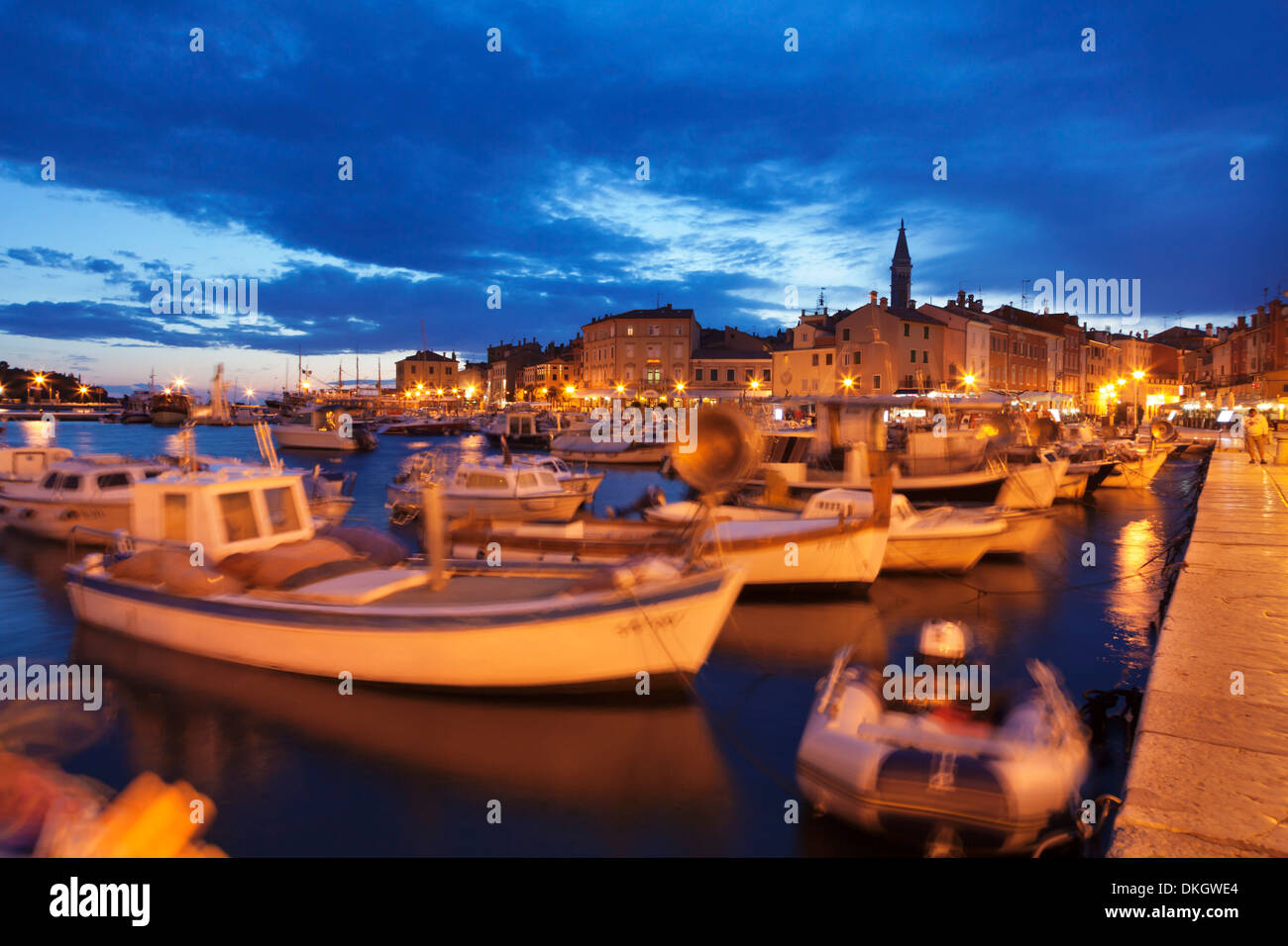 Schiffe und Boote in den Hafen und die Altstadt mit der Kathedrale von St. Euphemia in der Abenddämmerung, Rovinj, Istrien, Kroatien, Adria Stockfoto
