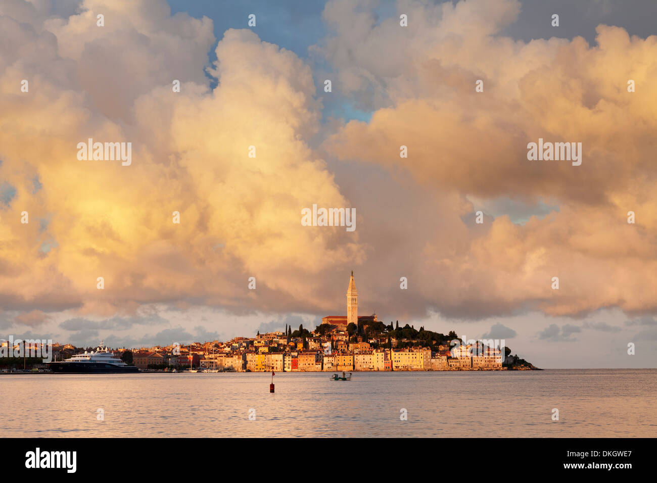 Altstadt und die Kathedrale von St. Euphemia bei Sonnenuntergang, Rovinj, Istrien, Kroatien, Adria, Europa Stockfoto
