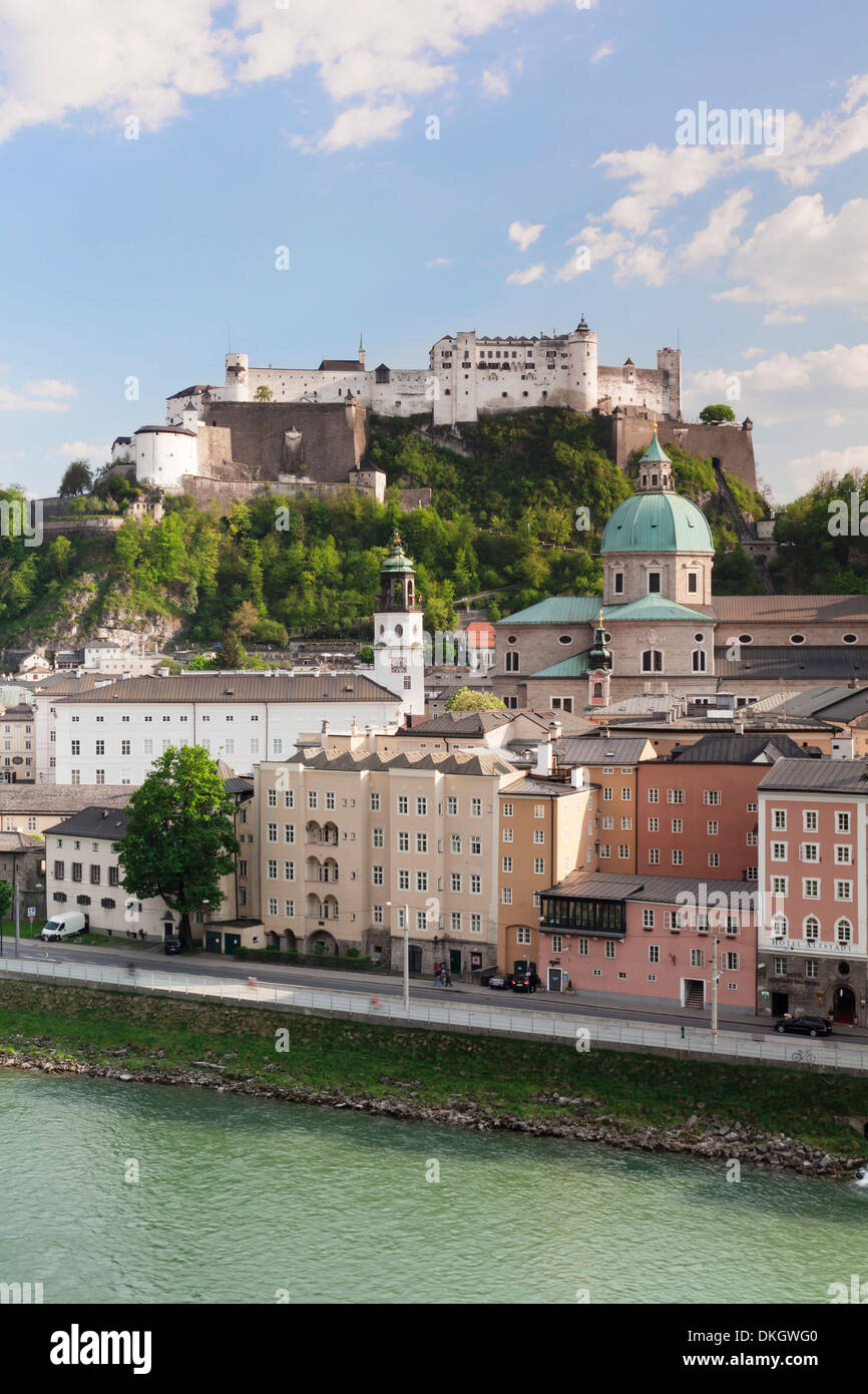 Die Altstadt, der UNESCO, mit Festung Hohensalzburg, Dom Dom und Neue Residenz Palace, Salzburg, Österreich Stockfoto