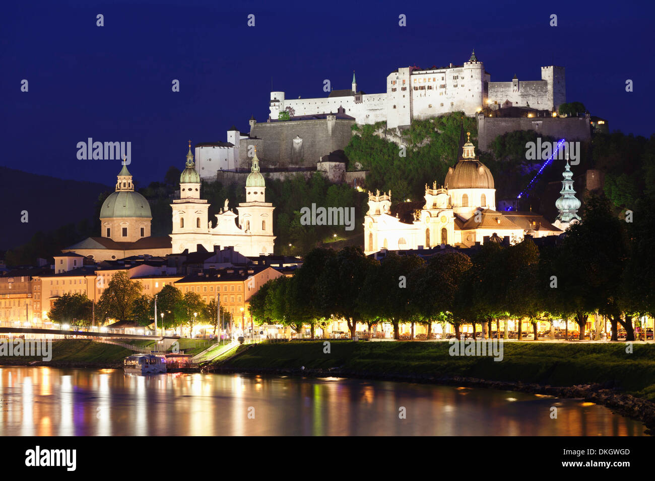 Altstadt, der UNESCO, mit Festung Hohensalzburg und Dom-Kathedrale und der Salzach, Salzburg, Salzburger Land, Österreich Stockfoto