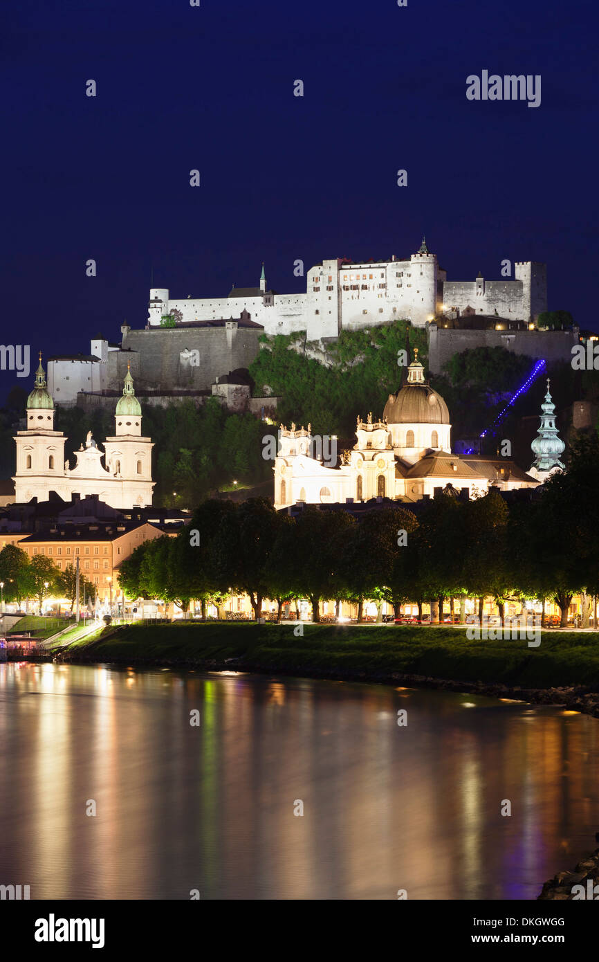 Altstadt, der UNESCO, mit Festung Hohensalzburg und Dom-Kathedrale und der Salzach, Salzburg, Salzburger Land, Österreich Stockfoto