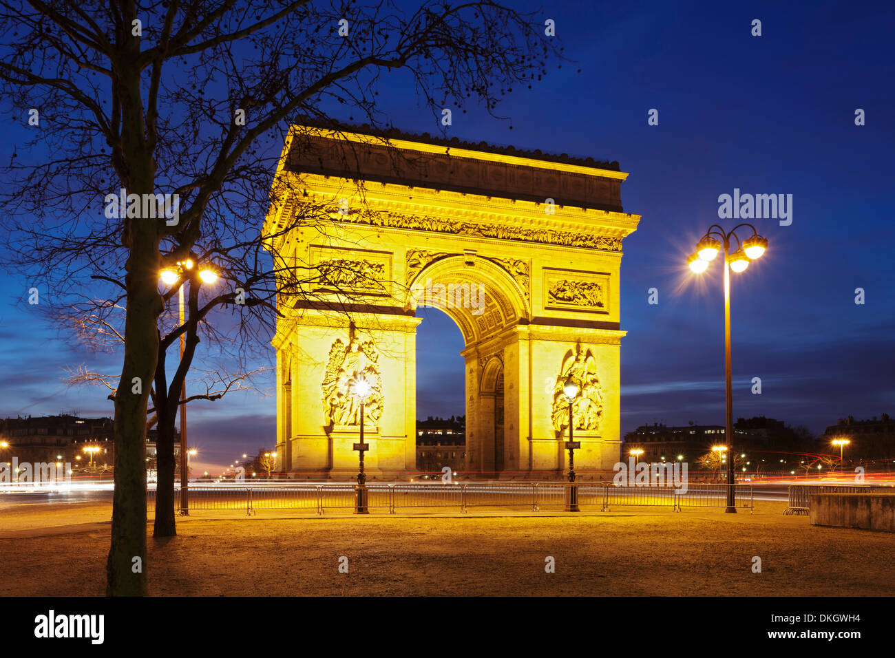 Arc de Triomphe in der Abenddämmerung, Paris, Île-de-France, Frankreich Stockfoto