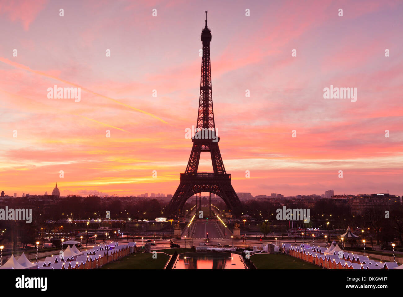 Eiffelturm bei Sonnenaufgang, Paris, Île-de-France, Frankreich Stockfoto