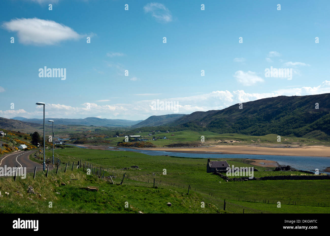 Schottische Landschaft Blick auf die A 836 und Fluß Naver Bettyhill Dorf Stockfoto