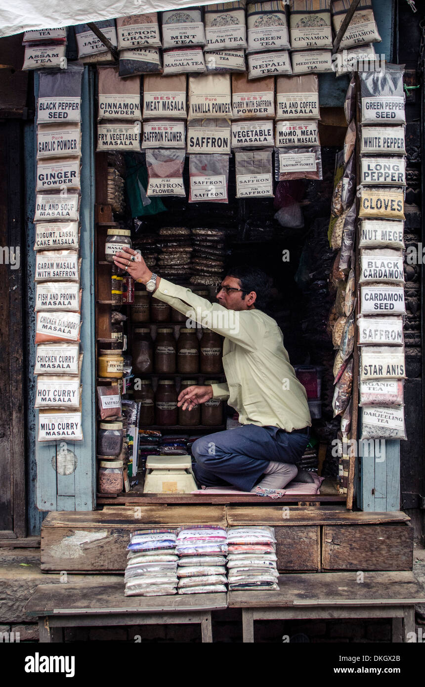 Ein Gewürz-Verkäufer ordnet seine Lager, Kathmandu, Nepal, Asien Stockfoto